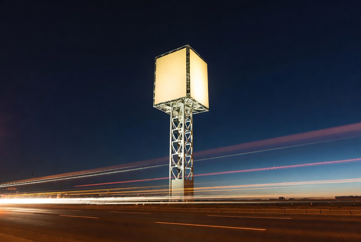 Ekstern projekt&oslash;rbelysning vs. intern LED-belysning til Pylon-skilte